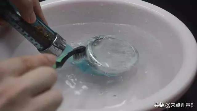 把牙膏擠到淋浴噴頭上,居然有這個妙用,家家戶戶都需要!超實用!