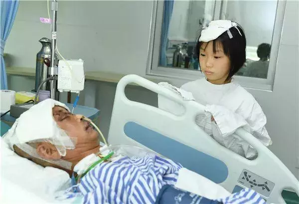 女孩摔下懸崖,大叔捨身相護,女孩病床邊四次道謝:叔叔,謝謝你救了我!