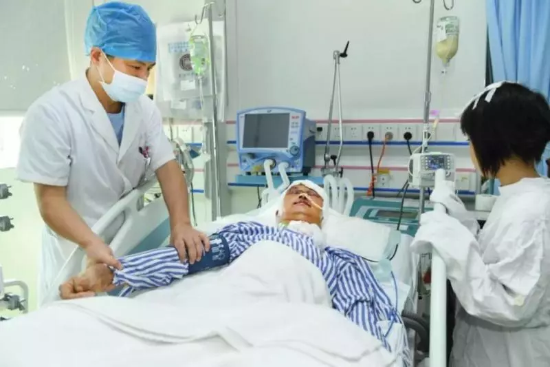 女孩摔下懸崖,大叔捨身相護,女孩病床邊四次道謝:叔叔,謝謝你救了我!