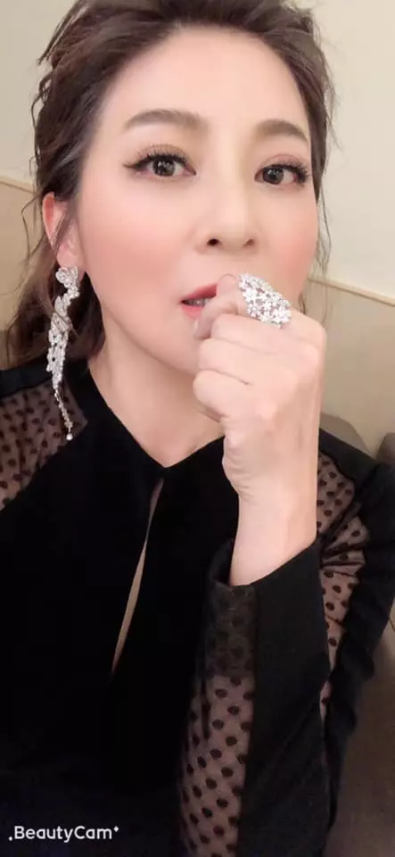 王彩樺爆懷孕5個月「老公和小姐貼身熱舞」,「結婚17年身材超好」今換老公擔心她 !