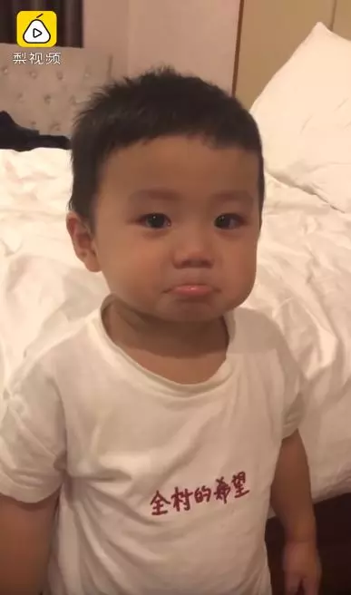 手頭有困難!朋友兒子「遞7分滿撲滿」:叔叔這給你,他感動婉拒「與小男孩超甜互動」網讚:好懂事~~
