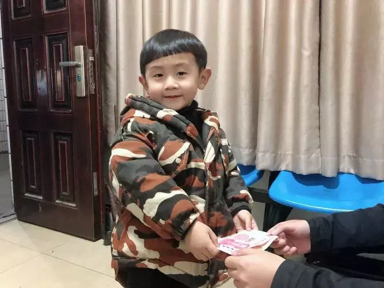 手頭有困難!朋友兒子「遞7分滿撲滿」:叔叔這給你,他感動婉拒「與小男孩超甜互動」網讚:好懂事~~