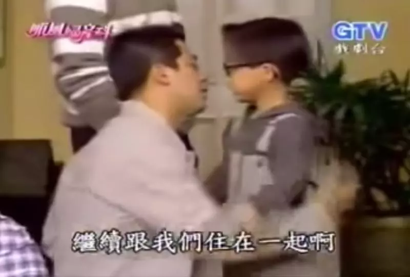 手頭有困難!朋友兒子「遞7分滿撲滿」:叔叔這給你,他感動婉拒「與小男孩超甜互動」網讚:好懂事~~