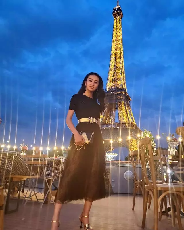 長腿逆天!16歲木村光希曬照秀腿,一身黑衣女人味十足,遺傳老爸高顏值~~