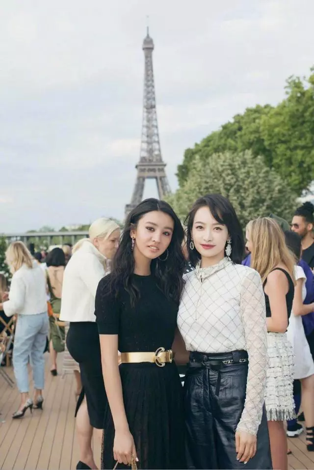 長腿逆天!16歲木村光希曬照秀腿,一身黑衣女人味十足,遺傳老爸高顏值~~