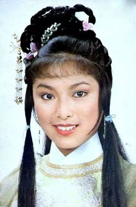【網友:根本就是少女!】64歲米雪同框「靖哥哥」,白皙皮膚被贊「凍齡女神」!