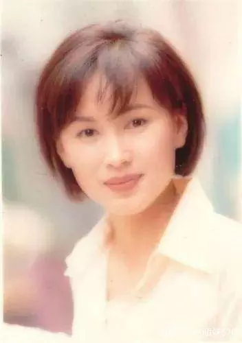 55歲陳秀雯帶兒還夫債十年,跟親妹反目,8年後近照曝光已離婚不做賢妻,網友:早該如此!