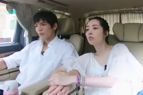 郭碧婷和向佐出行,看她在車裡腿怎麼放的 豪邁的姿勢「與往常淑女形象不同」 網友:忘了有鏡頭