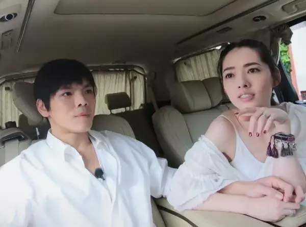 郭碧婷和向佐出行,看她在車裡腿怎麼放的 豪邁的姿勢「與往常淑女形象不同」 網友:忘了有鏡頭