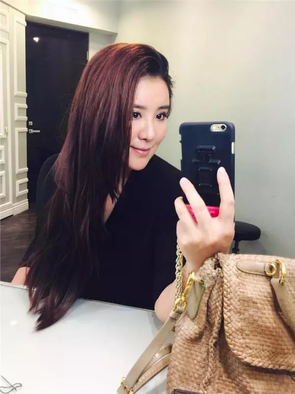 小禎狂瘦20公斤PO照辣到「秀出S型腰身」!網友卻把亮點放在台灣好媳婦「佩甄臉上」整成這樣根本認不出!