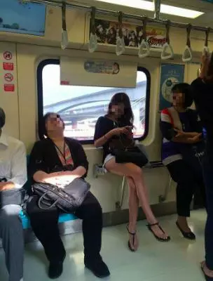 捷運正妹靠手上好害羞…站起來才發現「屁股已濕」!
