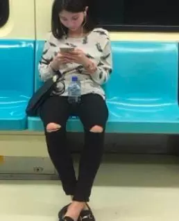 捷運正妹靠手上好害羞…站起來才發現「屁股已濕」!