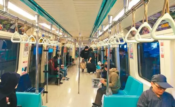 捷運正妹靠手上好害羞…站起來才發現「屁股已濕」!