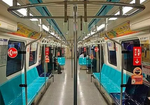 捷運正妹靠手上好害羞…站起來才發現「屁股已濕」!