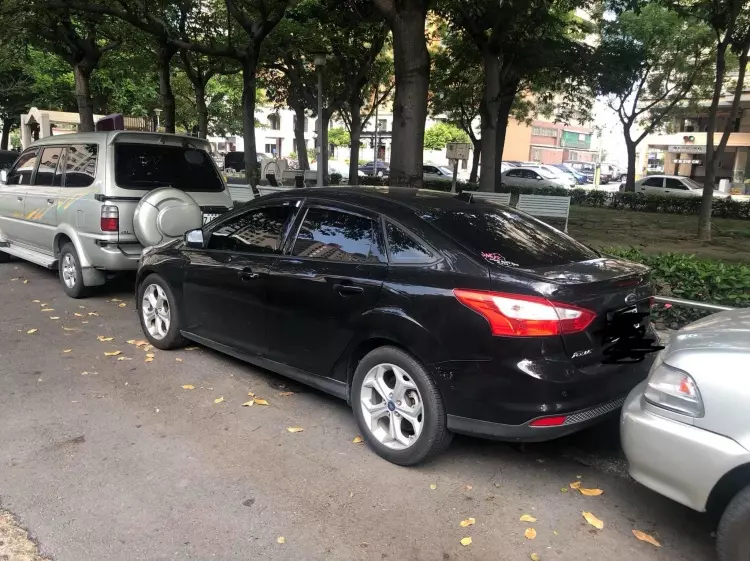 正妹路邊停車無極限!5CM距離「看妳怎麼出來」 她老司機神技巧…不該低估你的!
