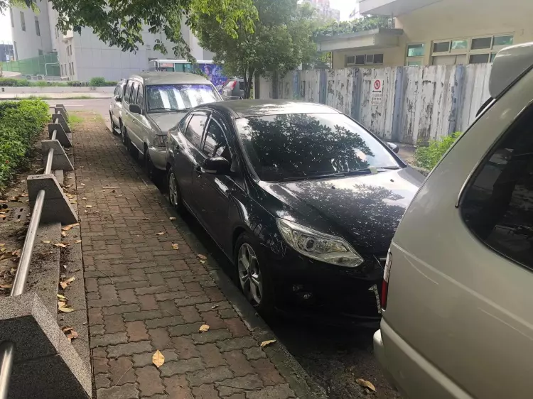 正妹路邊停車無極限!5CM距離「看妳怎麼出來」 她老司機神技巧…不該低估你的!