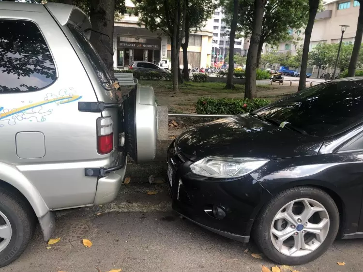 正妹路邊停車無極限!5CM距離「看妳怎麼出來」 她老司機神技巧…不該低估你的!