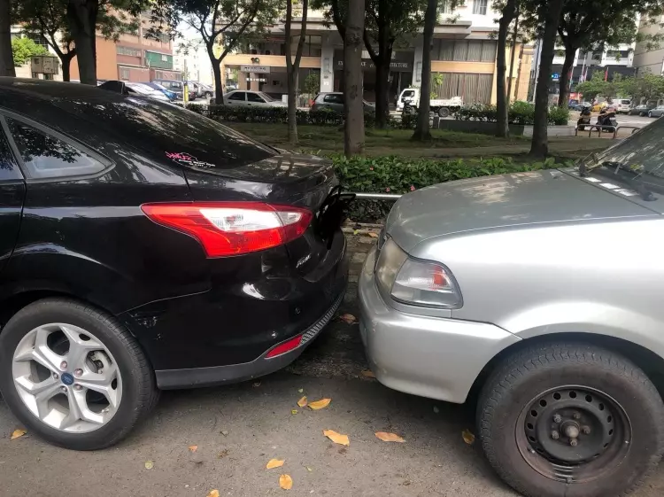 正妹路邊停車無極限!5CM距離「看妳怎麼出來」 她老司機神技巧…不該低估你的!