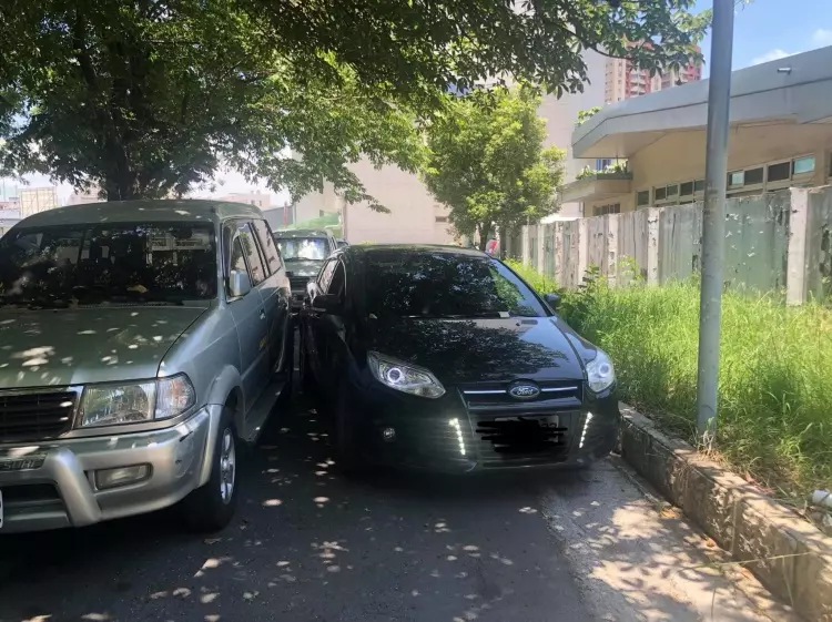 正妹路邊停車無極限!5CM距離「看妳怎麼出來」 她老司機神技巧…不該低估你的!