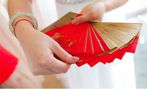 婆婆生日弟媳給八百,我給五千,婆婆看了一眼,嗯了一聲