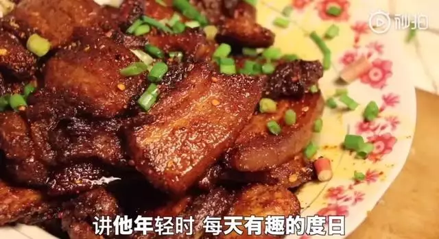 24歲男孩「隱居鄉村種田養雞」陪外公生活!祖孫天天「攜手唱歌做飯」享受日常:其實大家也做得到~~