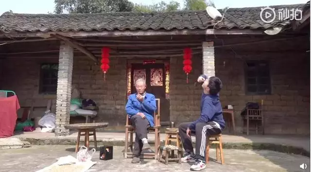 24歲男孩「隱居鄉村種田養雞」陪外公生活!祖孫天天「攜手唱歌做飯」享受日常:其實大家也做得到~~