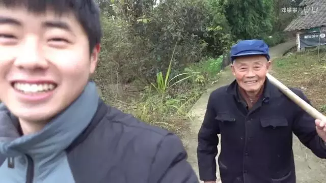 24歲男孩「隱居鄉村種田養雞」陪外公生活!祖孫天天「攜手唱歌做飯」享受日常:其實大家也做得到~~