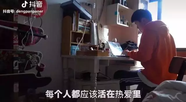 24歲男孩「隱居鄉村種田養雞」陪外公生活!祖孫天天「攜手唱歌做飯」享受日常:其實大家也做得到~~