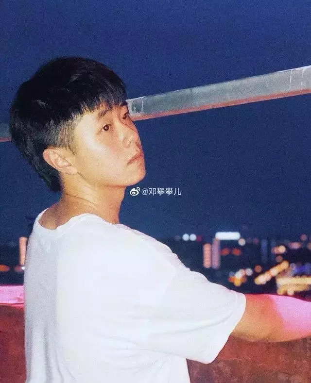 24歲男孩「隱居鄉村種田養雞」陪外公生活!祖孫天天「攜手唱歌做飯」享受日常:其實大家也做得到~~