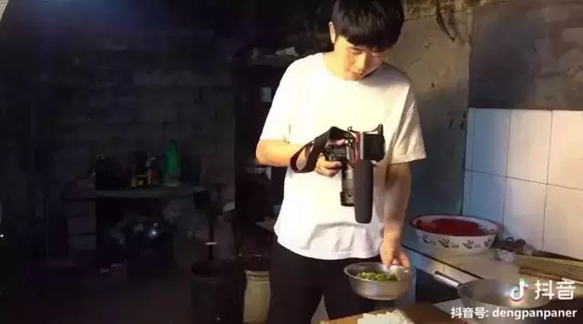 24歲男孩「隱居鄉村種田養雞」陪外公生活!祖孫天天「攜手唱歌做飯」享受日常:其實大家也做得到~~