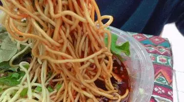 24歲男孩「隱居鄉村種田養雞」陪外公生活!祖孫天天「攜手唱歌做飯」享受日常:其實大家也做得到~~