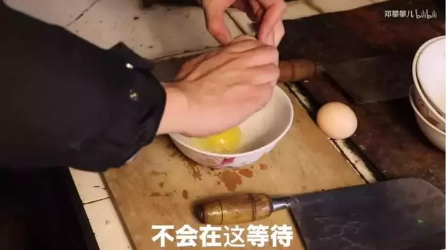 24歲男孩「隱居鄉村種田養雞」陪外公生活!祖孫天天「攜手唱歌做飯」享受日常:其實大家也做得到~~