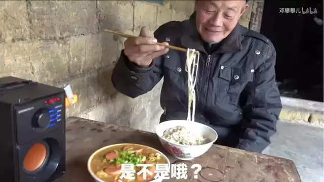 24歲男孩「隱居鄉村種田養雞」陪外公生活!祖孫天天「攜手唱歌做飯」享受日常:其實大家也做得到~~