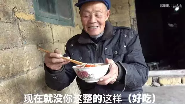 24歲男孩「隱居鄉村種田養雞」陪外公生活!祖孫天天「攜手唱歌做飯」享受日常:其實大家也做得到~~