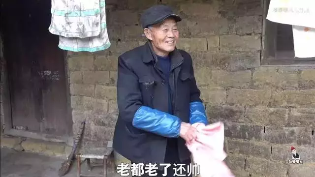 24歲男孩「隱居鄉村種田養雞」陪外公生活!祖孫天天「攜手唱歌做飯」享受日常:其實大家也做得到~~