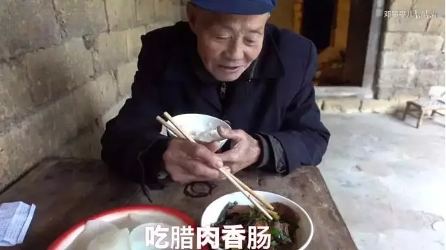 24歲男孩「隱居鄉村種田養雞」陪外公生活!祖孫天天「攜手唱歌做飯」享受日常:其實大家也做得到~~