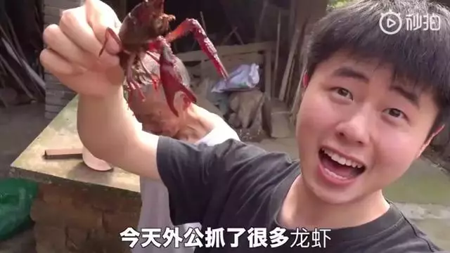 24歲男孩「隱居鄉村種田養雞」陪外公生活!祖孫天天「攜手唱歌做飯」享受日常:其實大家也做得到~~