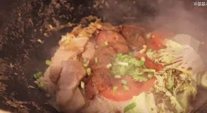 24歲男孩「隱居鄉村種田養雞」陪外公生活!祖孫天天「攜手唱歌做飯」享受日常:其實大家也做得到~~