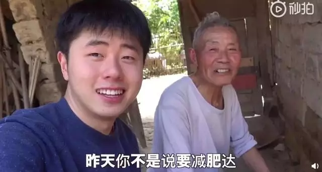 24歲男孩「隱居鄉村種田養雞」陪外公生活!祖孫天天「攜手唱歌做飯」享受日常:其實大家也做得到~~