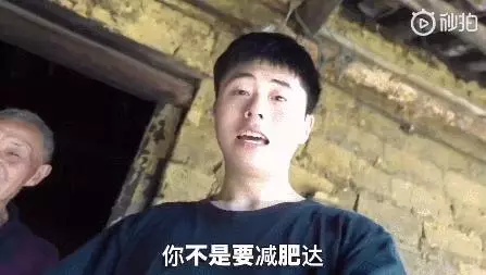 24歲男孩「隱居鄉村種田養雞」陪外公生活!祖孫天天「攜手唱歌做飯」享受日常:其實大家也做得到~~