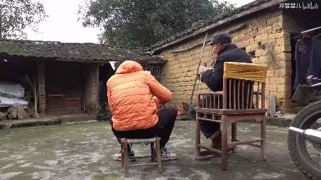 24歲男孩「隱居鄉村種田養雞」陪外公生活!祖孫天天「攜手唱歌做飯」享受日常:其實大家也做得到~~