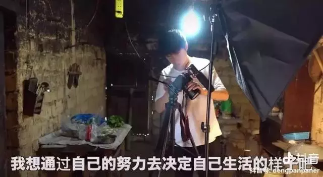 24歲男孩「隱居鄉村種田養雞」陪外公生活!祖孫天天「攜手唱歌做飯」享受日常:其實大家也做得到~~