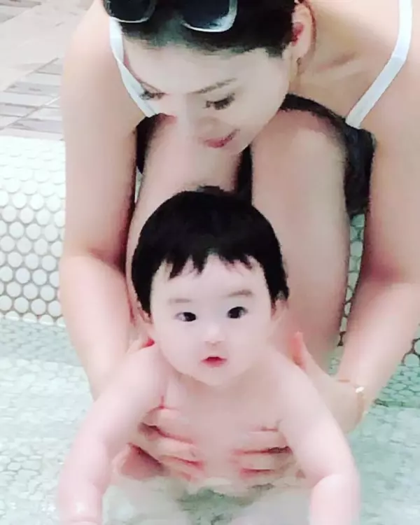 康康狂誇「生女兒真的帶財」3個月收入破百萬,婚後轉性變愛家男「對老婆唯命是從」7年恩愛如初~~