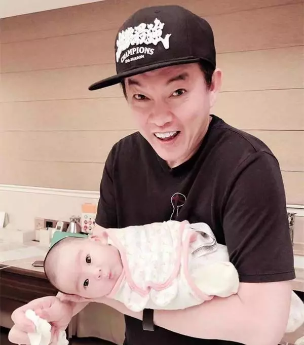 康康狂誇「生女兒真的帶財」3個月收入破百萬,婚後轉性變愛家男「對老婆唯命是從」7年恩愛如初~~