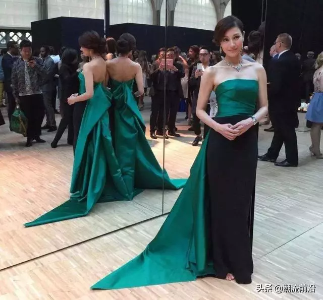 李嘉欣這種穿法真大膽!腰間無一絲贅肉,49歲的年齡,19歲的身材