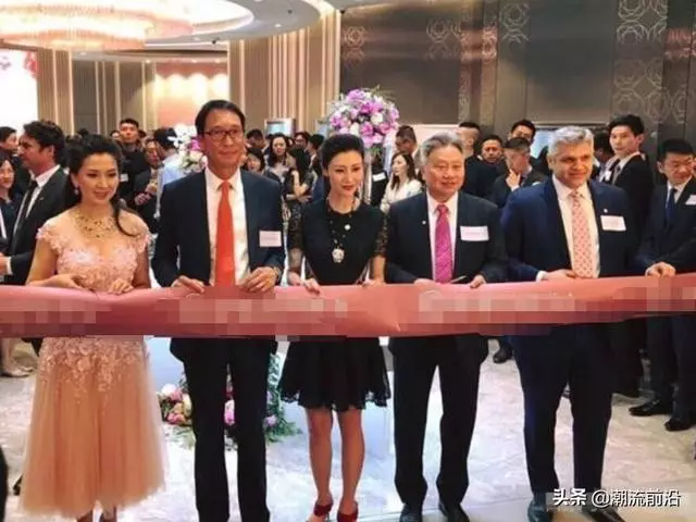 李嘉欣這種穿法真大膽!腰間無一絲贅肉,49歲的年齡,19歲的身材