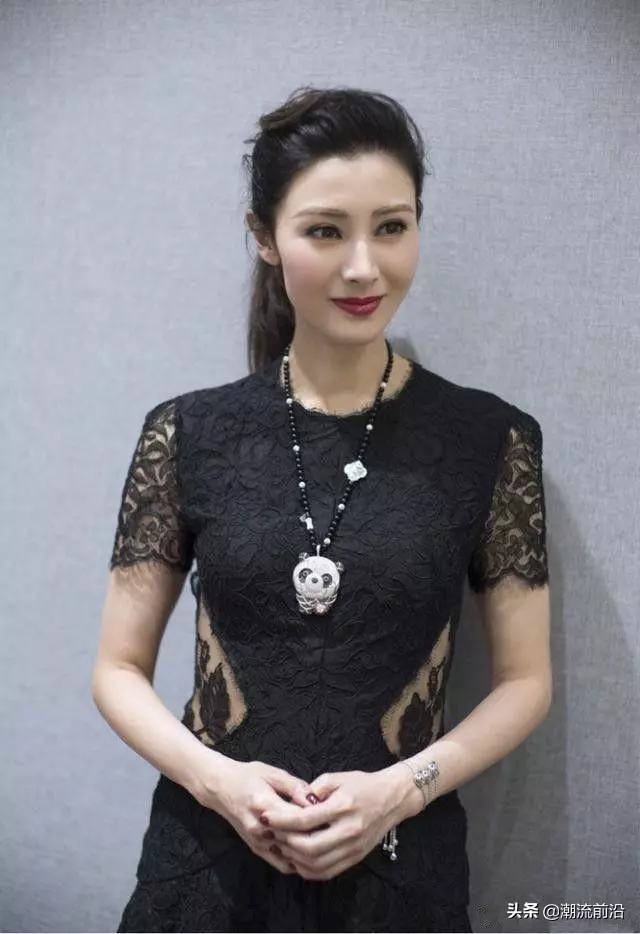 李嘉欣這種穿法真大膽!腰間無一絲贅肉,49歲的年齡,19歲的身材