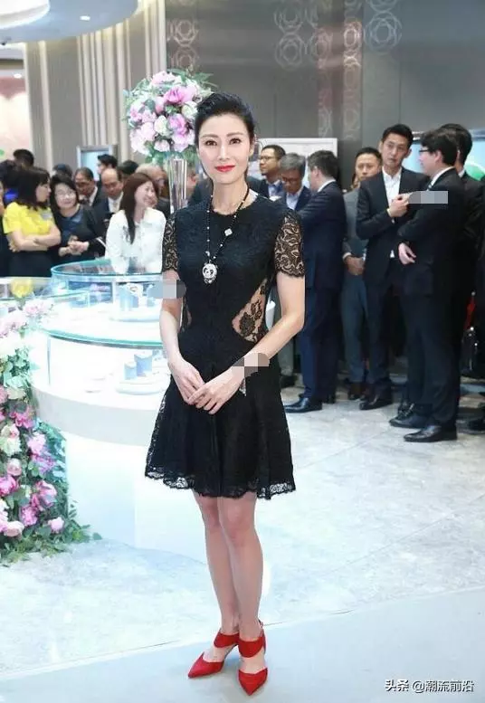 李嘉欣這種穿法真大膽!腰間無一絲贅肉,49歲的年齡,19歲的身材