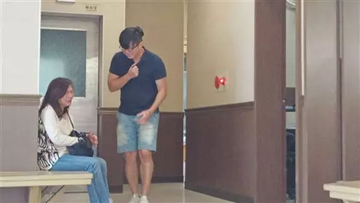 男嬰夭折 爸下跪淚喊:寶寶對不起。醫師淚崩說自己盡力了