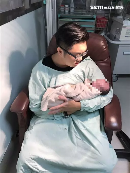 男嬰夭折 爸下跪淚喊:寶寶對不起。醫師淚崩說自己盡力了